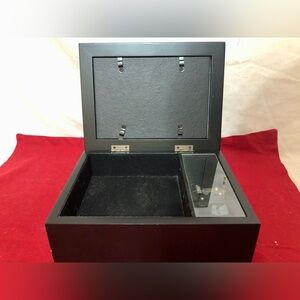 Music Box / Jewelry Box with Picture Frame in Good condition!